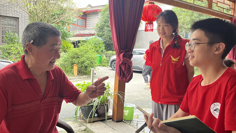 团队成员向村民宣传习近平总书记关于乡村振兴的重要论述 开云kaiyun官方网站黄超供图.jpg